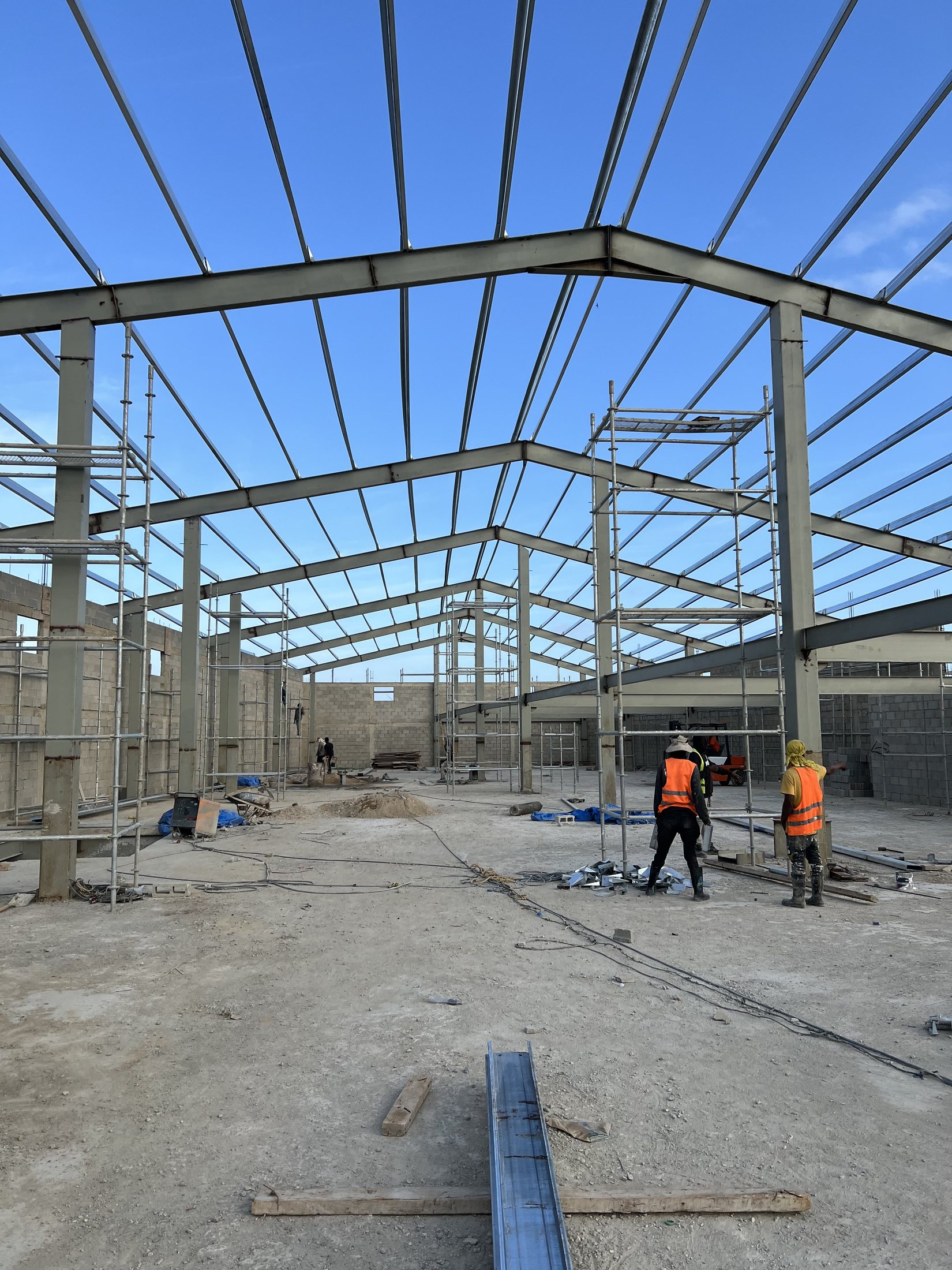 Montaje de la estructura metálica con personal en obra