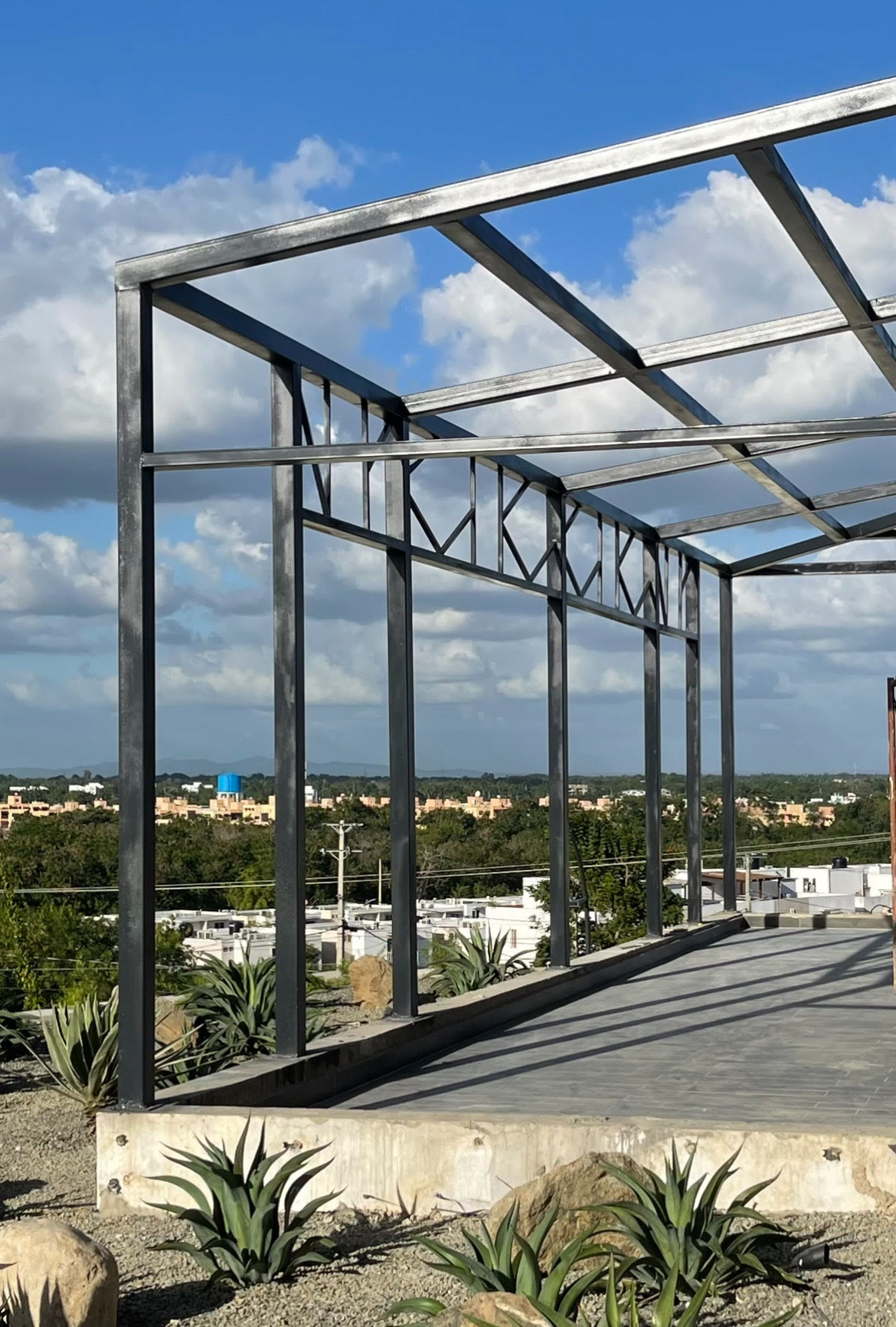 Pérgola metálica en azotea, montada antes del cerramiento