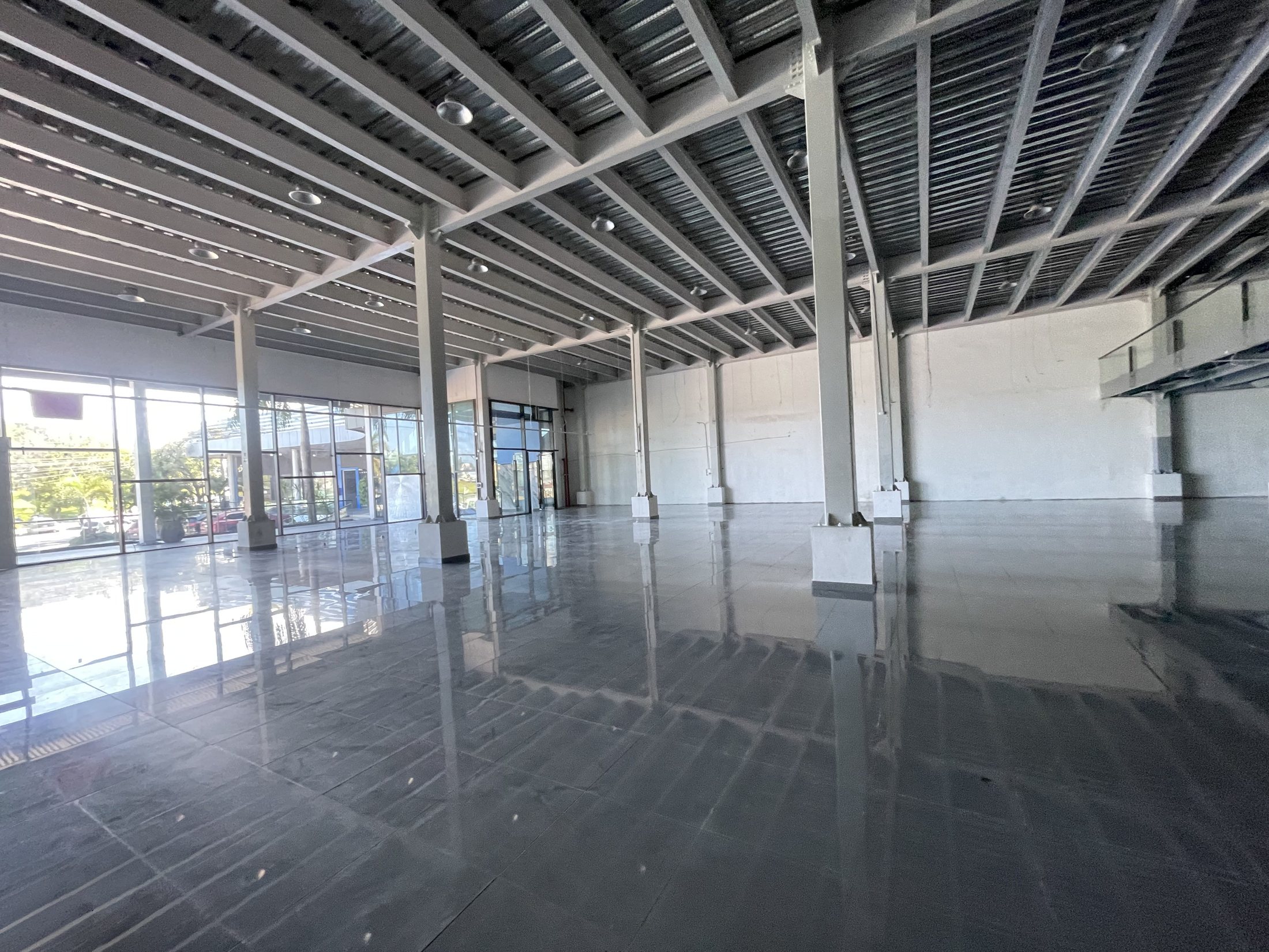 Interior de la nave industrial con piso pulido y estructura metálica a la vista