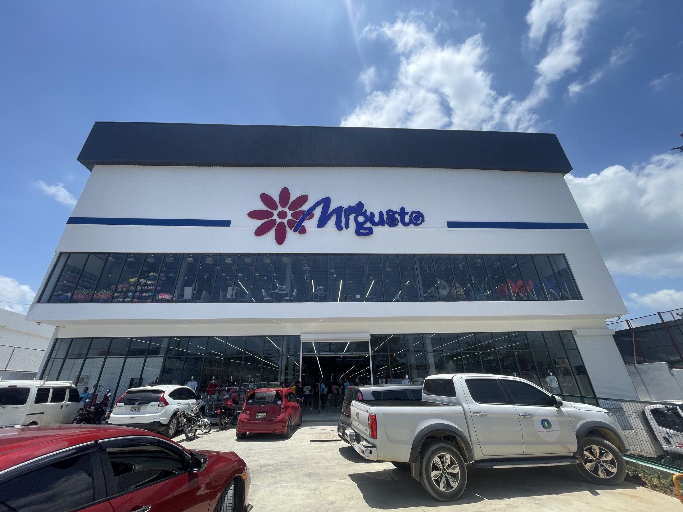Edificio terminado con identidad corporativa y estacionamiento en operación
