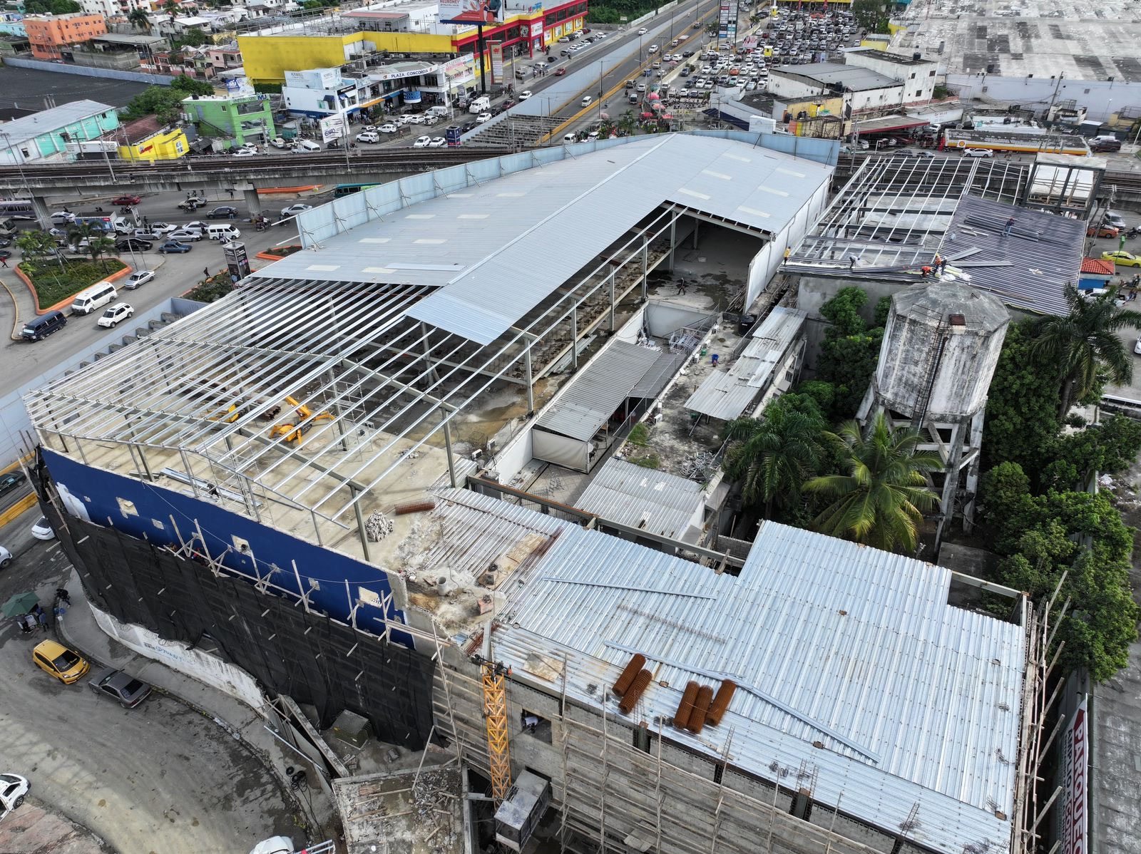 Vista aérea de la nave industrial terminada en su entorno