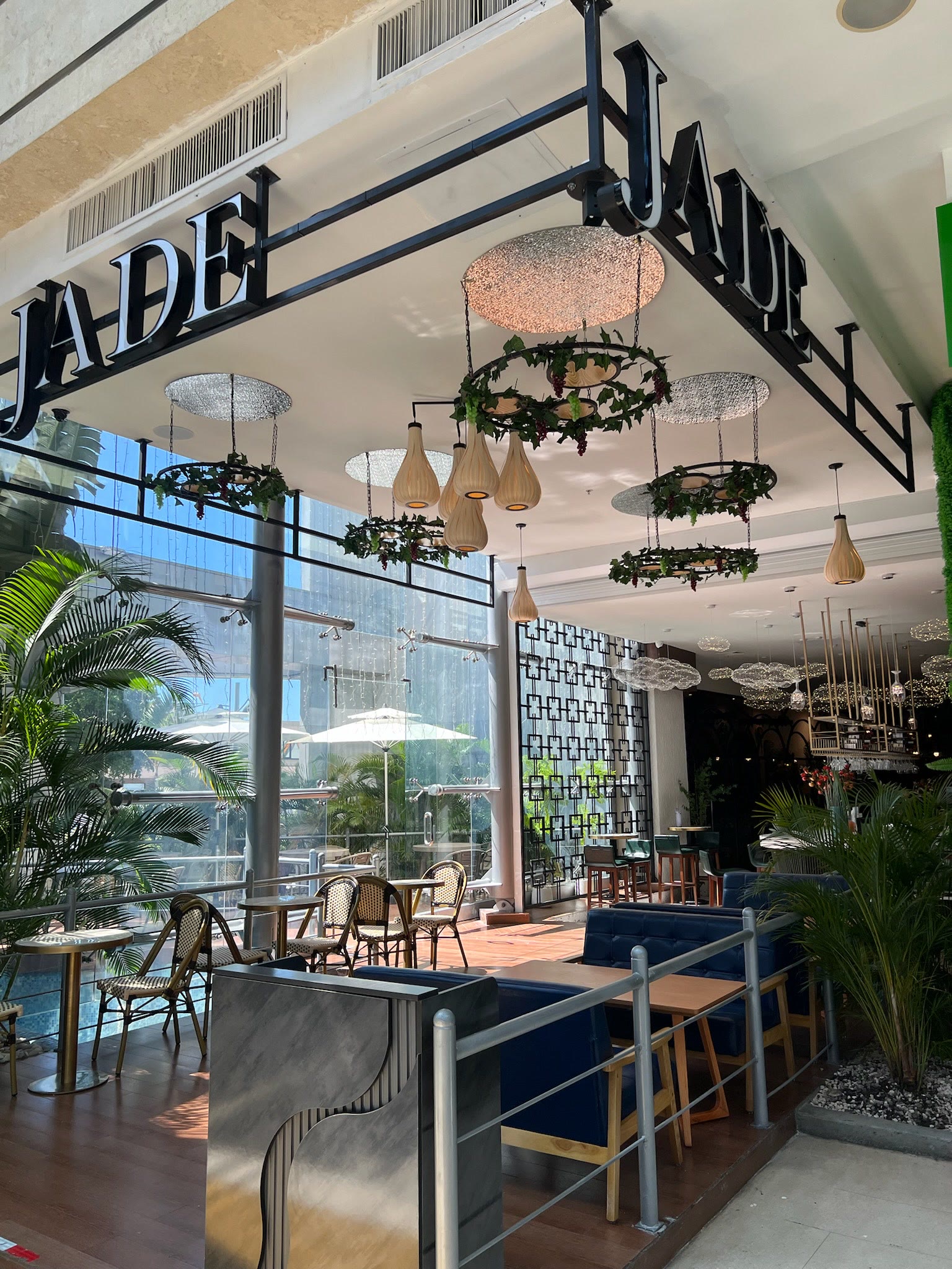 Salón principal con letrero corporativo y ventanal a la terraza