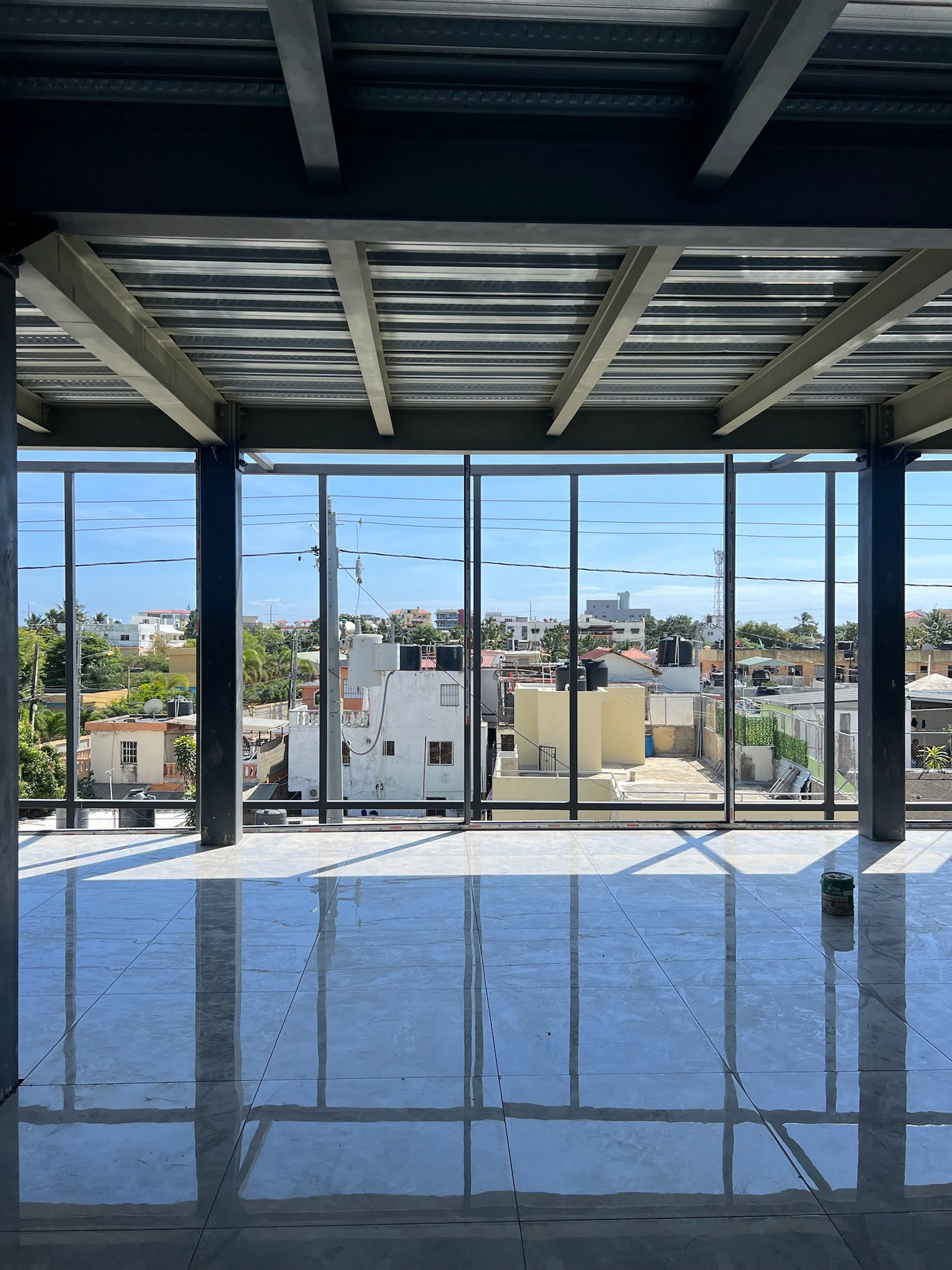 Nivel superior con vista a la ciudad y piso terminado