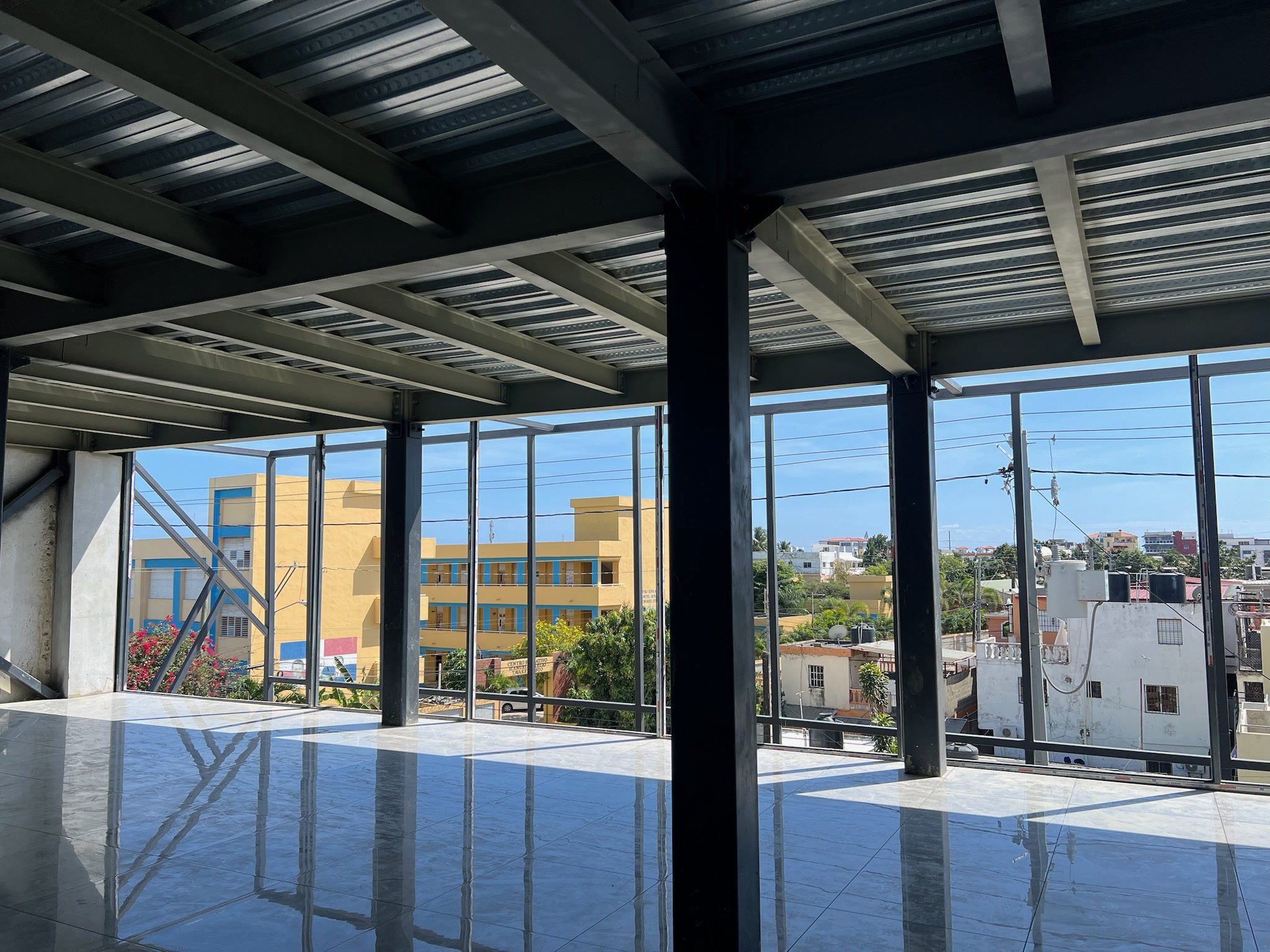 Nivel abierto con columnas metálicas y vista a la ciudad