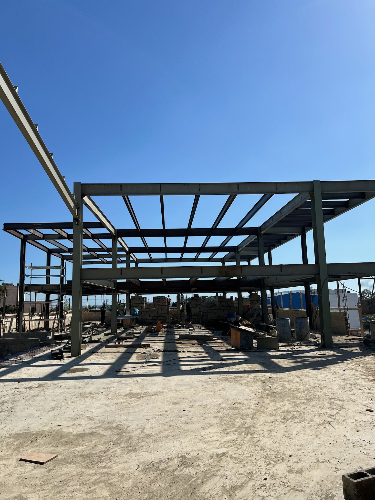 Estructura metálica montada sobre la platea, antes del cerramiento