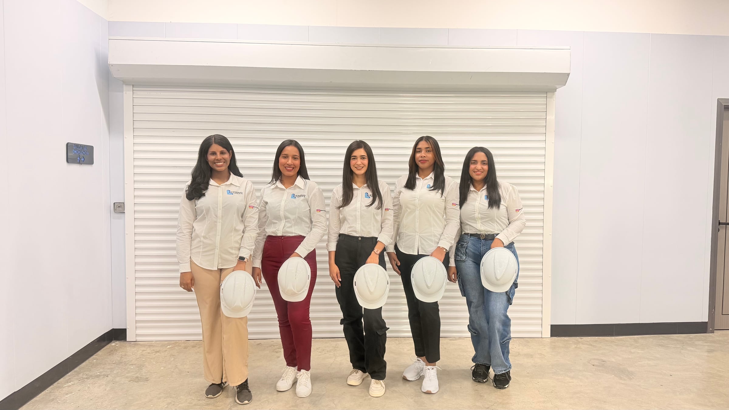 Líderes del Taller de Diseño de Lenovo Construcción con cascos de seguridad