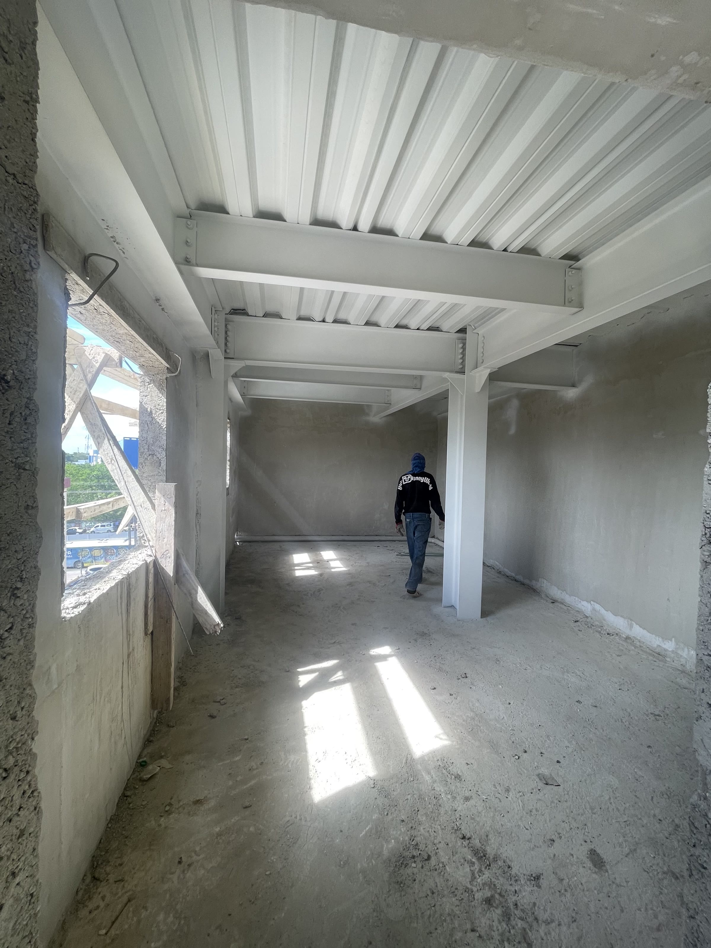 Interior terminado con losa colaborante a la vista
