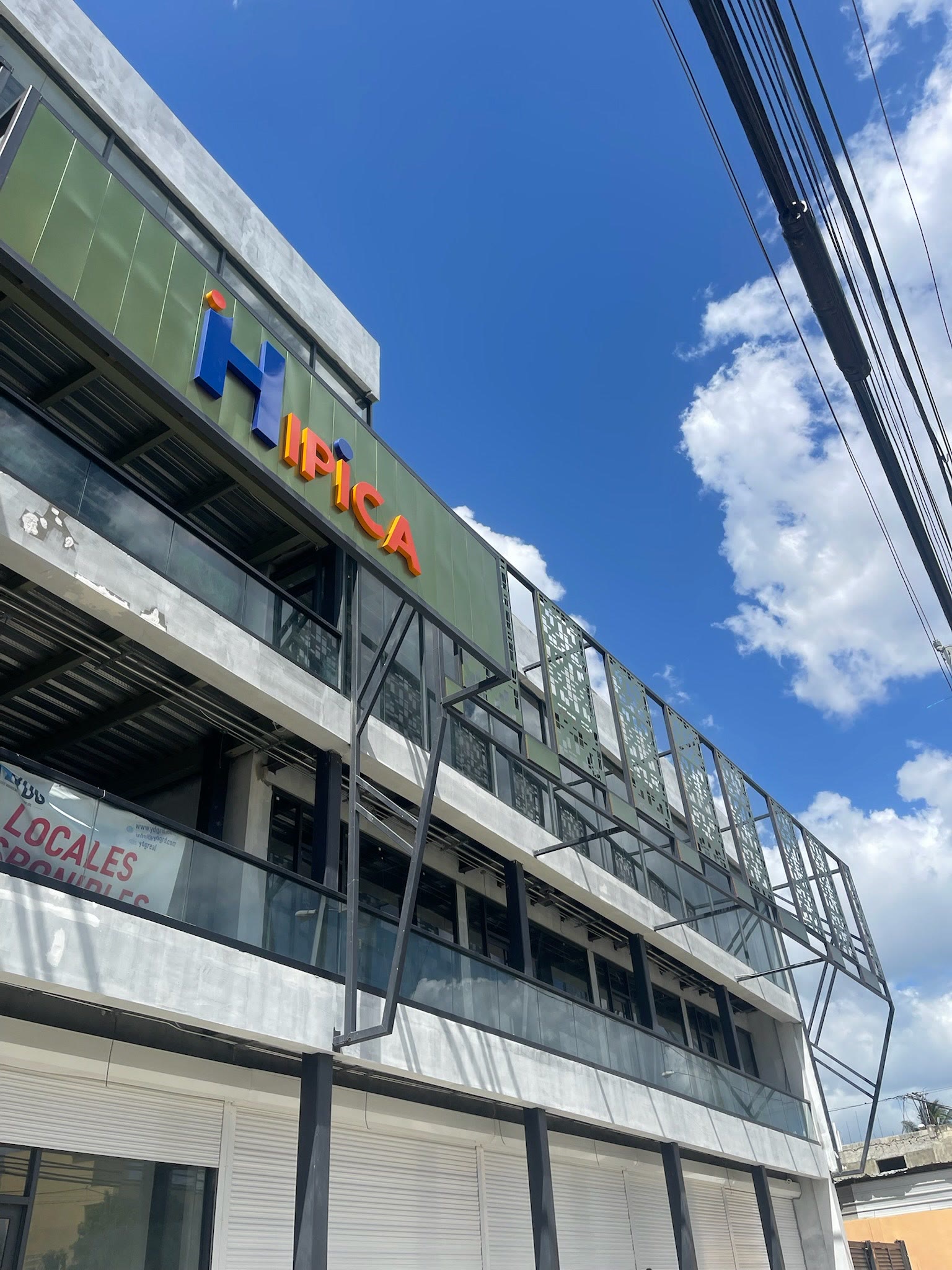 Fachada de la plaza vista en escorzo desde la avenida