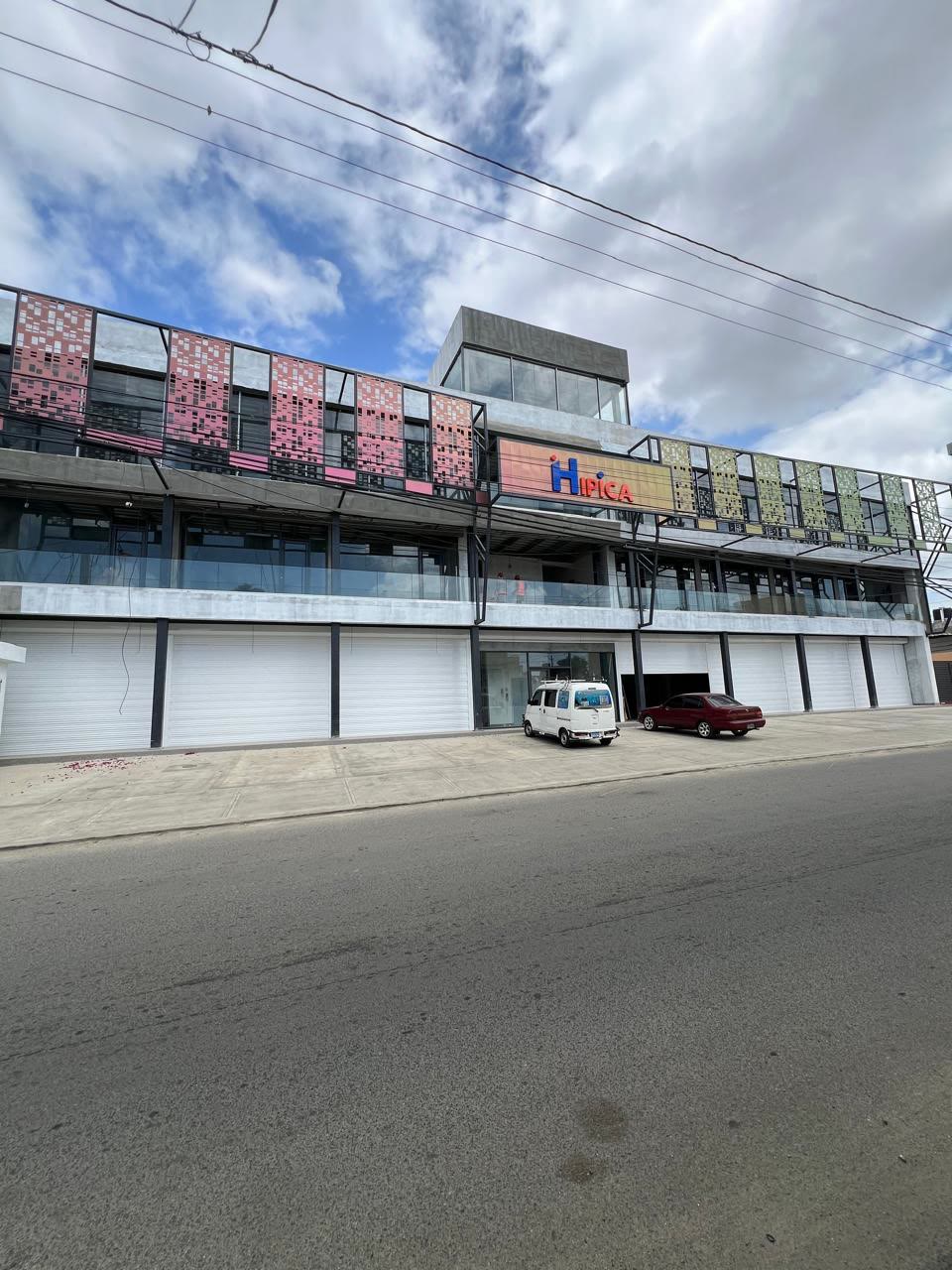 Frente de la plaza a nivel de calle, con locales terminados